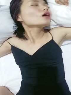 宾馆调教大学小婊妹，全程露脸黑丝诱惑，口活棒棒哒舔弄大鸡巴，激情上位无套抽插，淫声荡语表情好骚真刺激