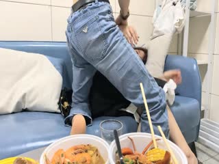 【瘦猴先生探花】约操良家小少妇，吃饱喝足再开操，扒掉衣服摸骚穴，无套爆操内射