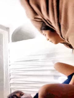 没有毛的黑丝小妹全程露脸跟狼友互动撩骚听指挥跟小哥激情啪啪，口交大鸡巴，激情上位让小哥压在身下输出！