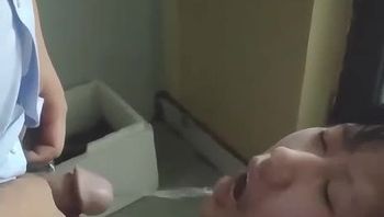 十八岁少女被骗到缅甸缅北园区跪在地上被强迫用尿淋身把尿喝到撑视频